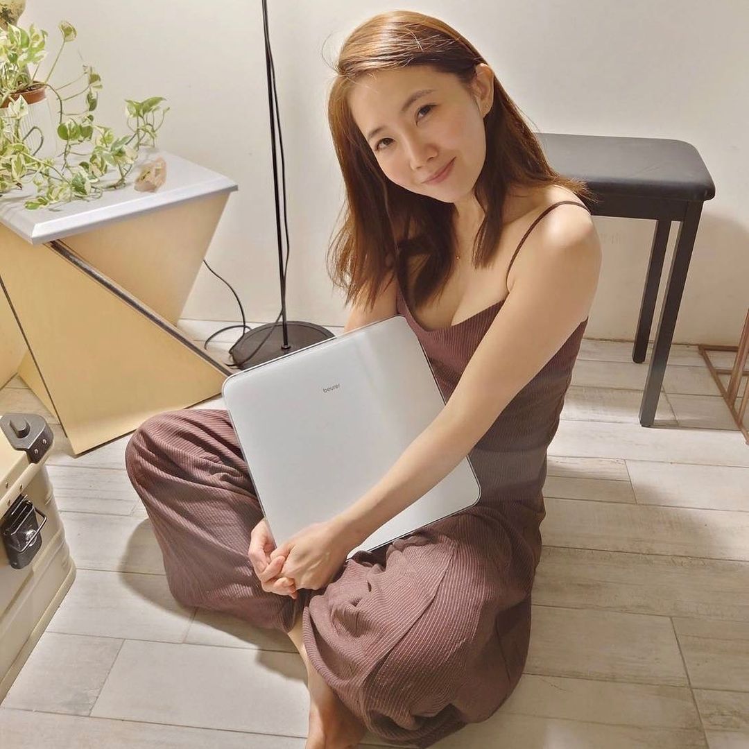 謝忻PO性感趴床照「情人節後全身酸痛」!拆男友禮物傻眼:求生欲為零