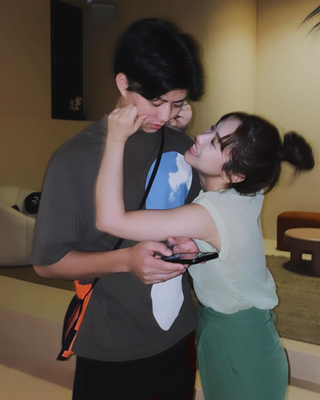 Sandy懷孕仍穿高跟鞋上工！遭網提醒「聽說不能…」高EQ回應被讚爆