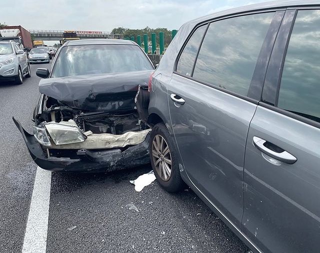 啦啦隊女神衰捲「國道連環追撞」!車頭全毀嚇翻:一度無法呼吸