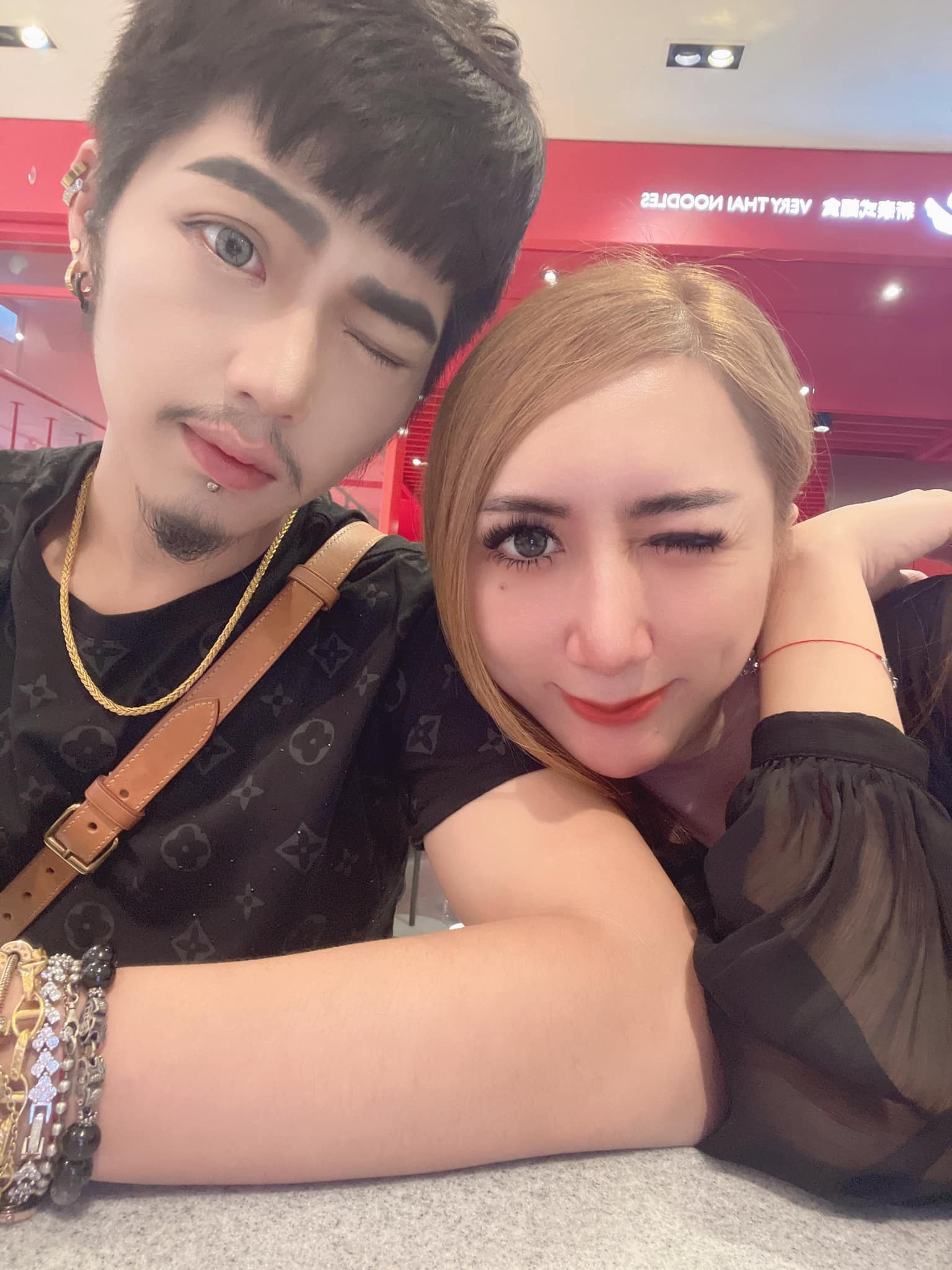 罔腰拍照濾鏡忘記開!「0修圖真面目」曝光:素顏比較好看