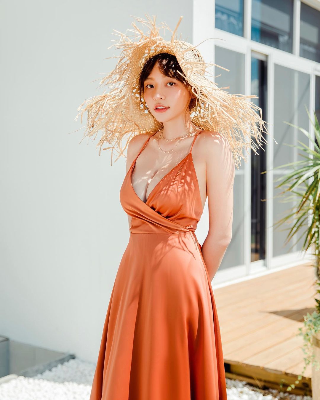 林襄路邊抽菸惹議！經紀人緊急道歉「會努力戒掉 」　謝和弦傻眼開罵：什麼時代還在道德綁架