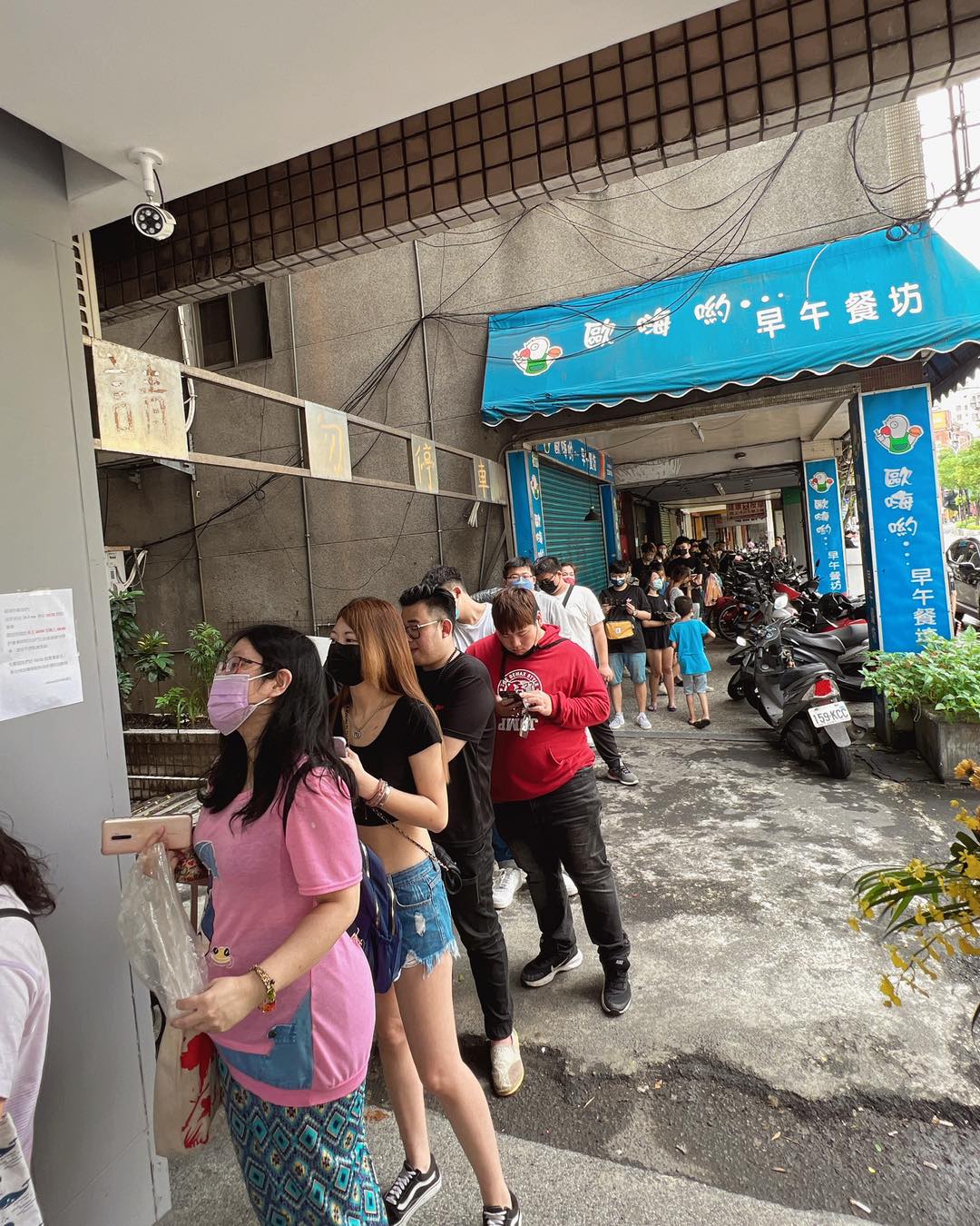 鳳梨被粉絲邀合照!一走過去「小朋友直接嚇哭」心碎淚喊:躲在廁所裡面偷哭