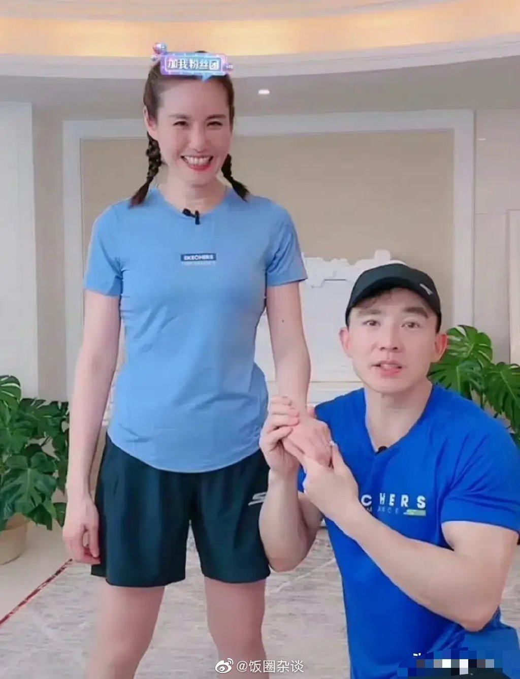 劉畊宏520直播放閃光!單膝下跪「送愛妻大鑽戒」甜喊:有了妳生命完整了