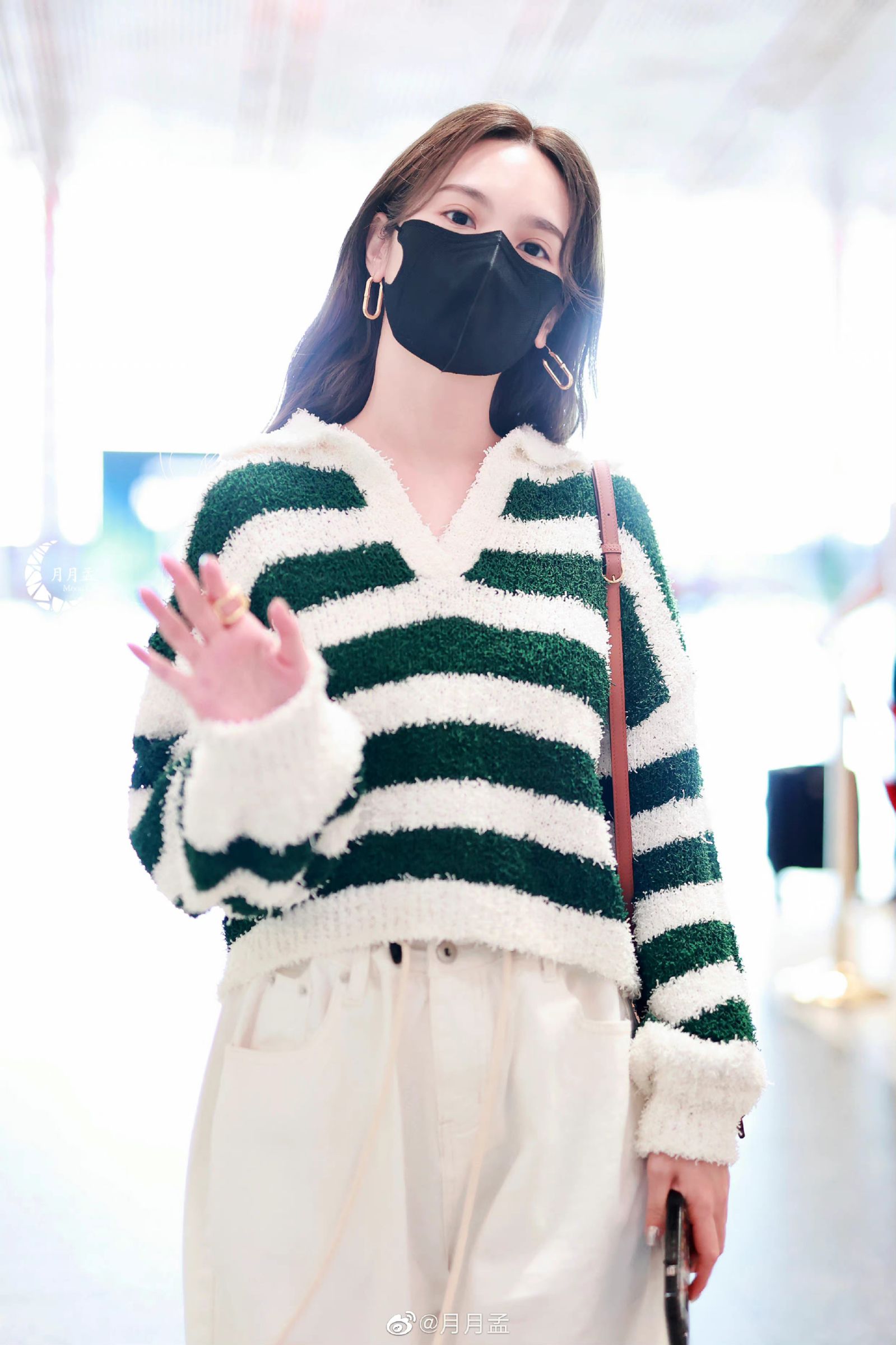 楊丞琳海鮮風波後首現身！「雙眼無神」憔悴貌曝光　陸網心疼：真想衝上去想抱抱她