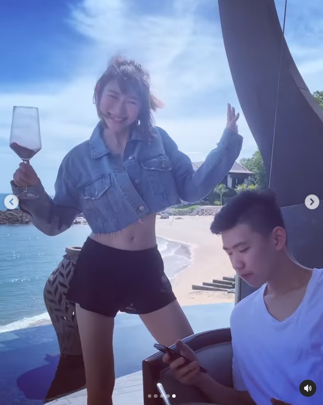 林明禎「E級巨球」緊貼小鮮肉!穿比基尼讓對方背著游泳 掀網暴動