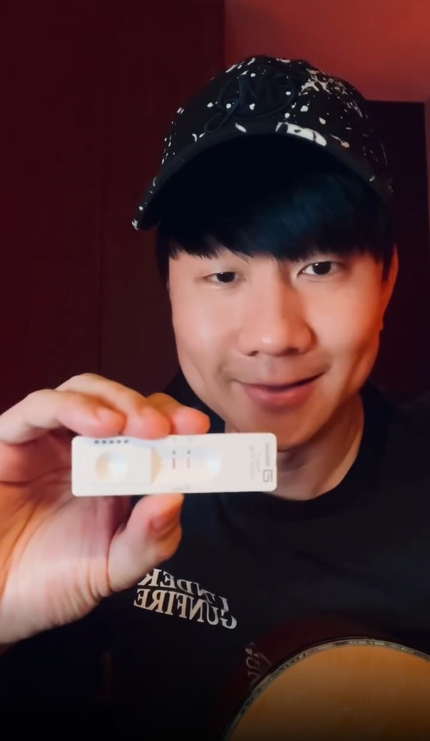 林俊傑確診始末曝光!搭機返鄉「採檢3次陰轉陽」 到家才知中標了