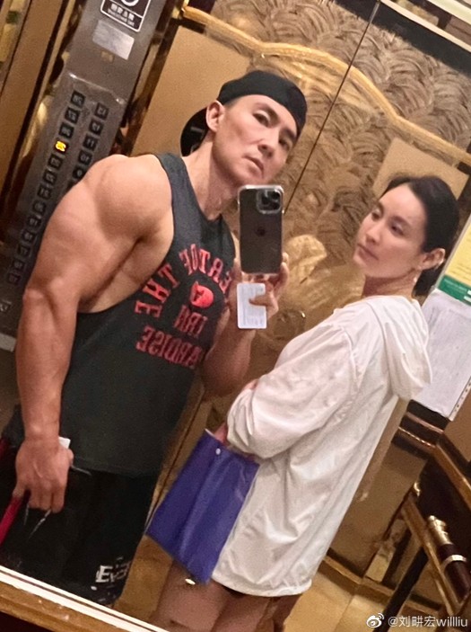 劉畊宏520直播放閃光!單膝下跪「送愛妻大鑽戒」甜喊:有了妳生命完整了