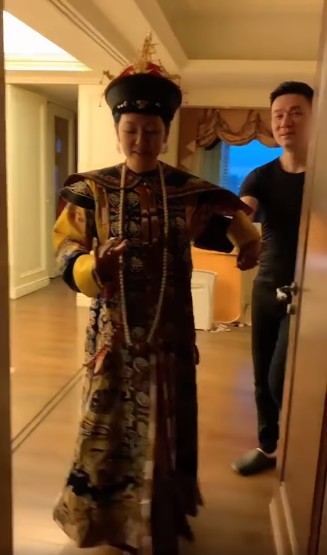 小S化身皇太后!牽老公拜見皇上「他只是隨從」 網笑:生三胎了還清清白白?