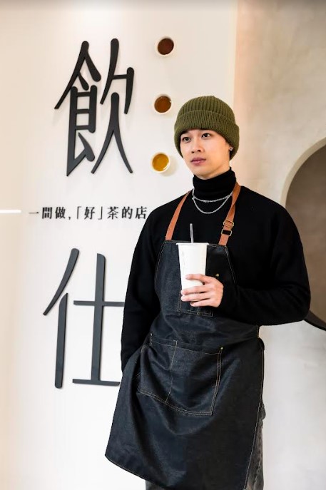 高爾宣暫放麥克風來「找茶」 !兔年開春竟「不務正業」跑去手搖飲店打工賣茶