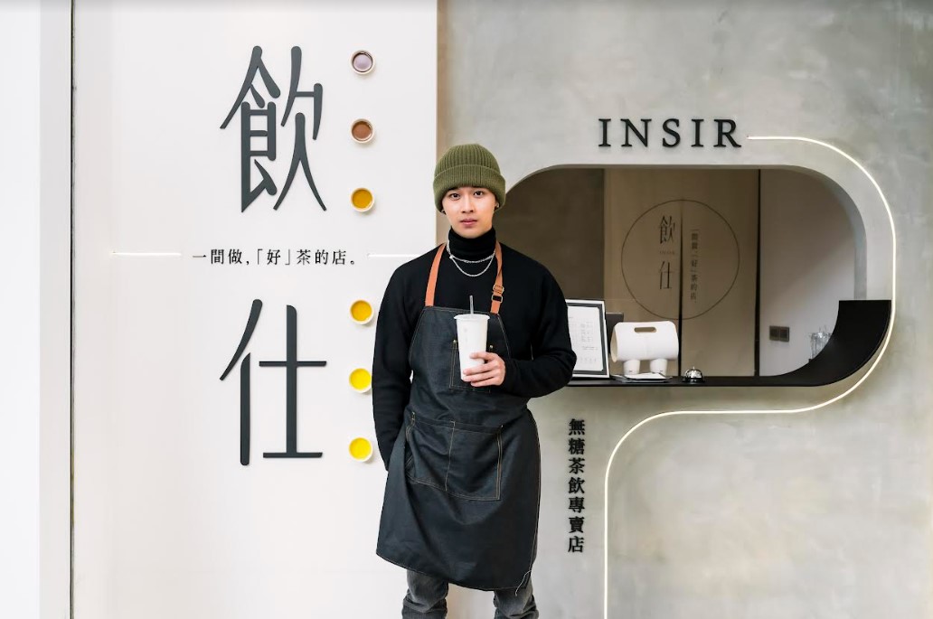 高爾宣暫放麥克風來「找茶」 !兔年開春竟「不務正業」跑去手搖飲店打工賣茶