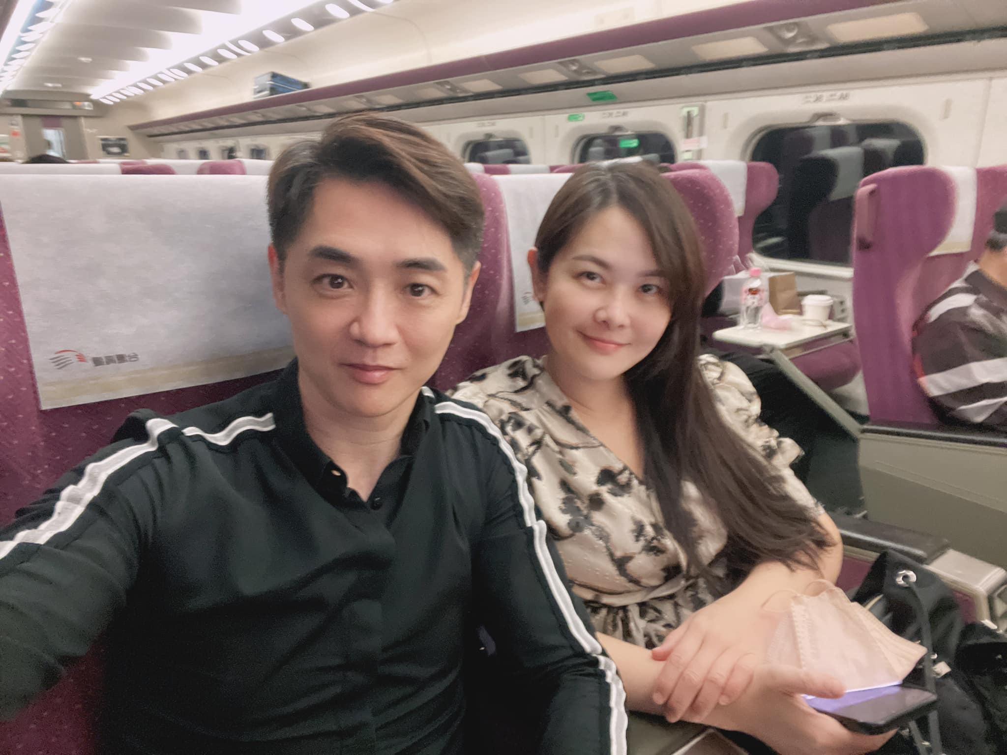 遭爆逃漏稅沒在怕！「宋逸民笑開懷」合體白家綺夫婦　樂喊：我的產業實在美好