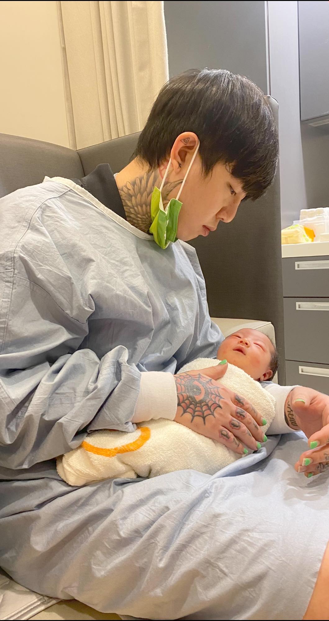 把寶寶小腳丫刺在身上!謝和弦曬照曝「雙腳都有女兒」:還有留空間給她創作