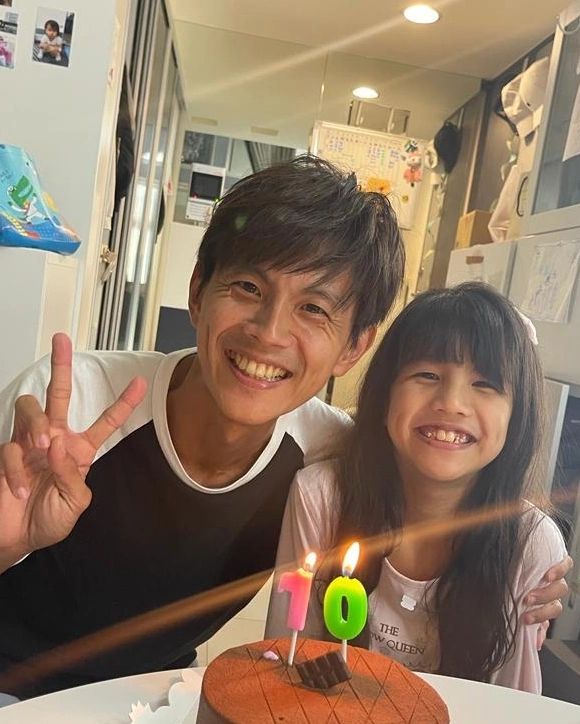 確定是親生的!阿翔老婆曬「母女合照」曝10歲女兒臉蛋 網看傻:根本是爸爸戴假髮