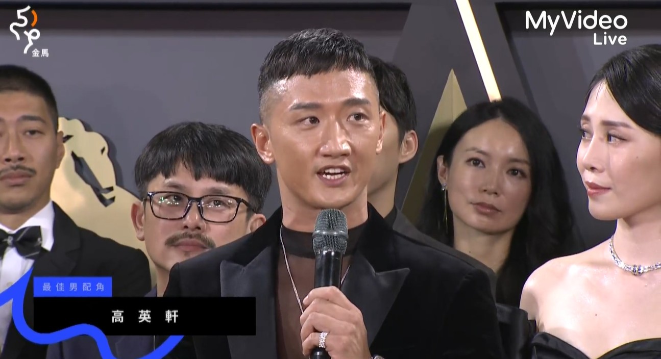 金馬59/《咒》團隊浩大現身紅毯!朵朵示範「火佛修一心薩嘸哞」再度還原