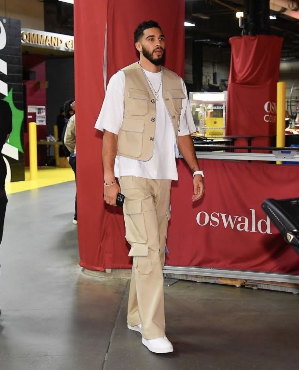 傑森·塔圖姆(Jayson Tatum) 穿著Versace現身NBA季後賽對戰騎士隊