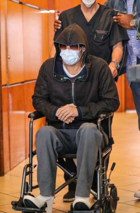 健康出狀況?布萊德彼特「坐輪椅」離開醫院 被推出畫面曝光!