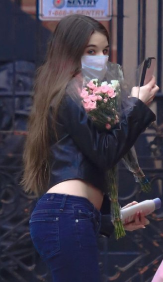 越大越正!阿湯哥愛女「逆天顏值」再升級 街頭吃冰辣秀小蠻腰!