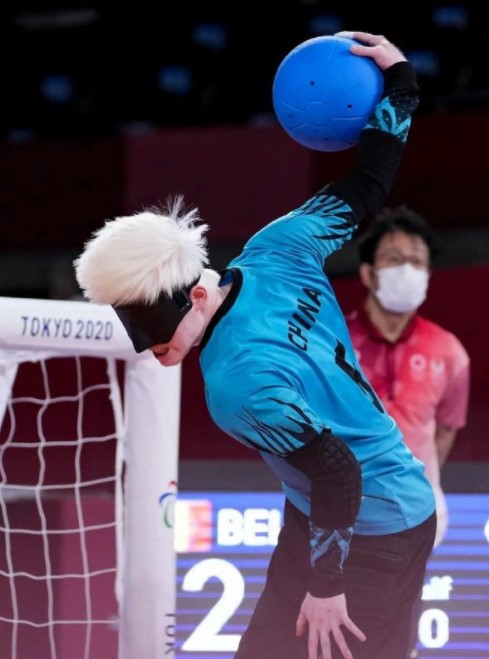 從漫畫走出來的男人!帕奧盲人選手神似「五條悟」 一出場全暴動