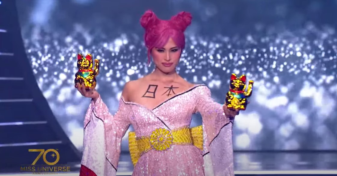 胸前寫字、手捧招財貓!環球小姐日本佳麗服裝太驚人 日網全崩潰