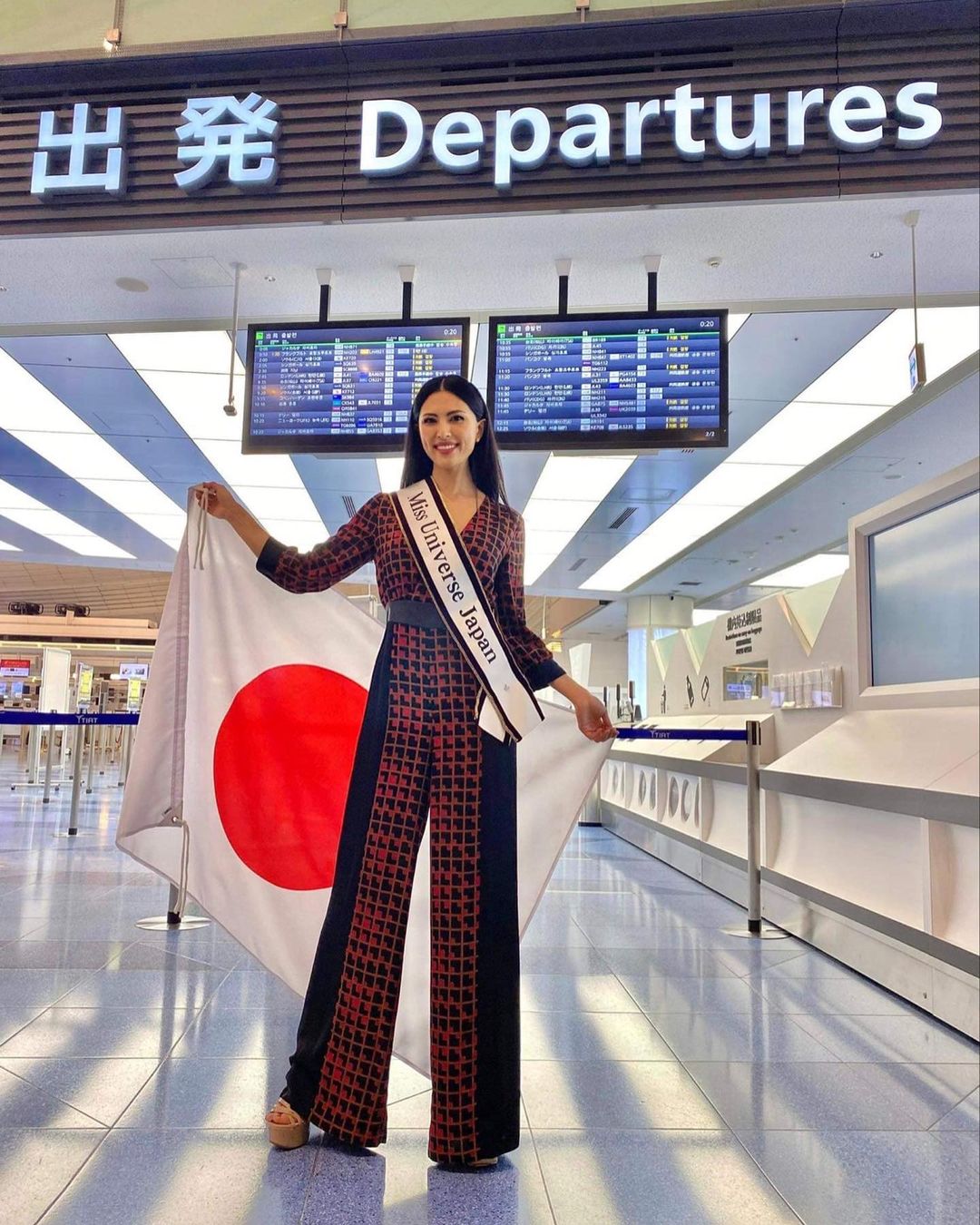 胸前寫字、手捧招財貓!環球小姐日本佳麗服裝太驚人 日網全崩潰