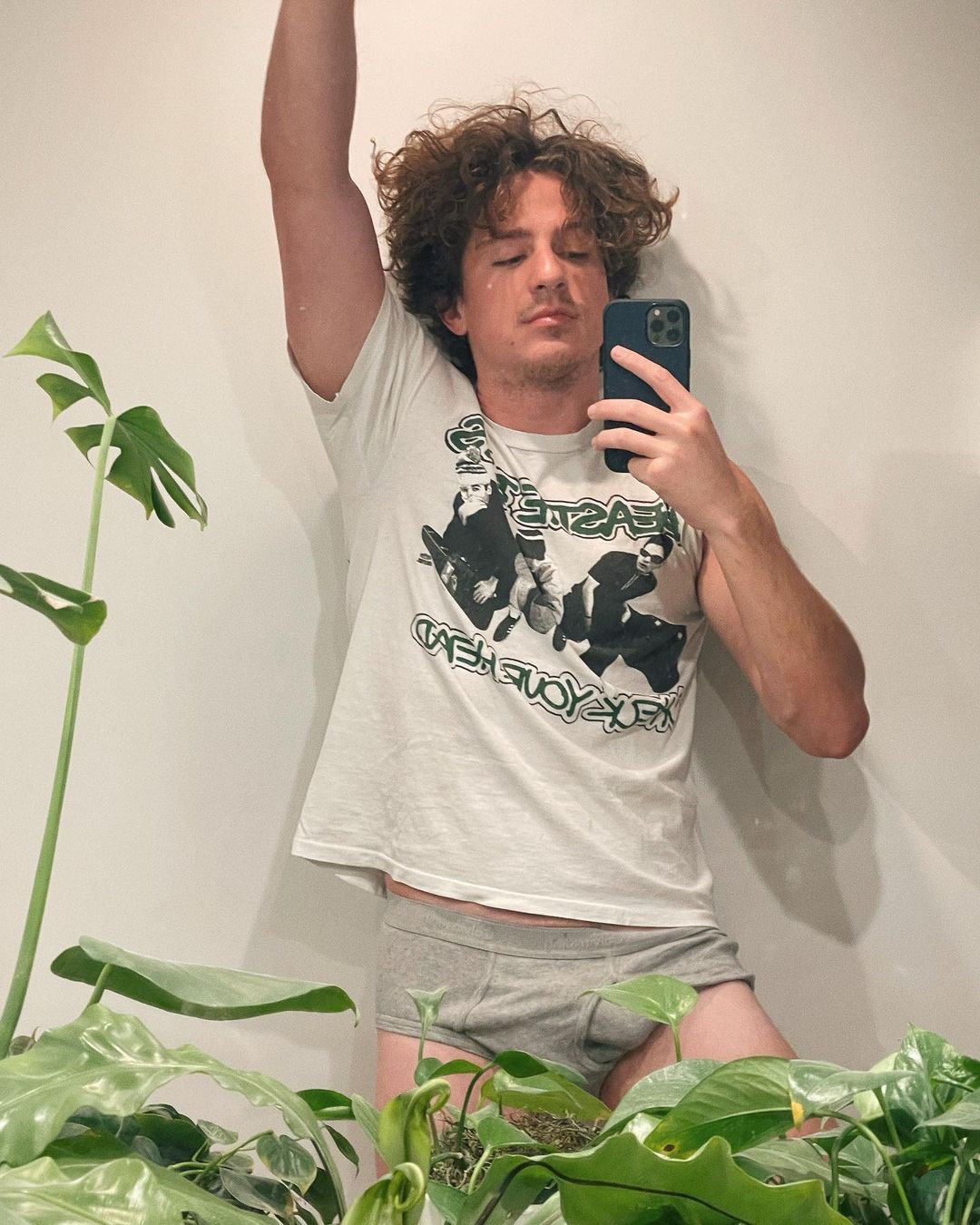 生日送福利!CP查理曬30歲自拍照 「下面一大包」超搶鏡!
