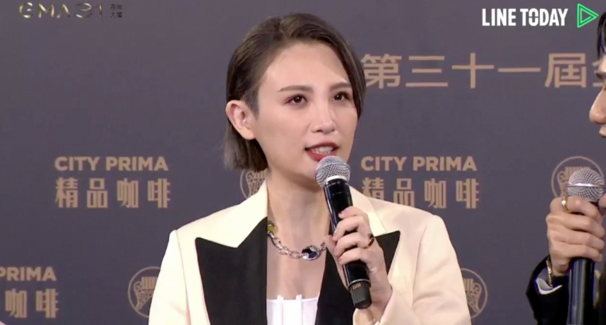 金曲31/魏如萱開車入場!22萬訂製西裝「霸氣外露」 網讚:看起來有180