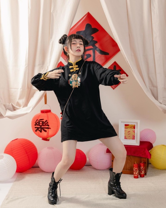 攜長輩拜年!隱乳女神「阿樂」深溝直逼喉嚨 網暴動:太牛啦!