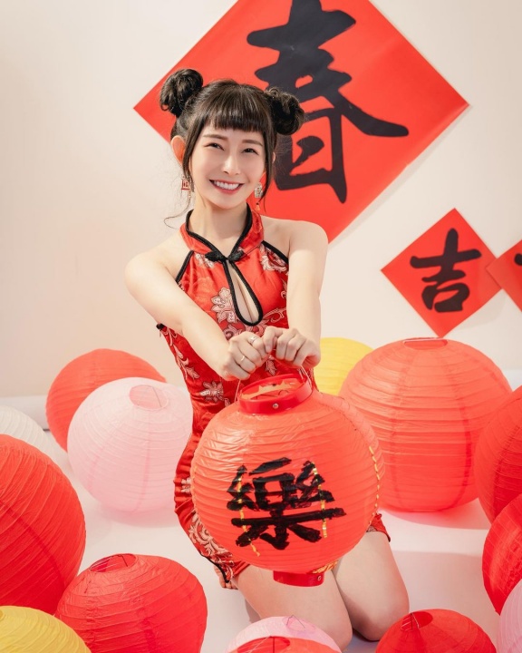 攜長輩拜年!隱乳女神「阿樂」深溝直逼喉嚨 網暴動:太牛啦!