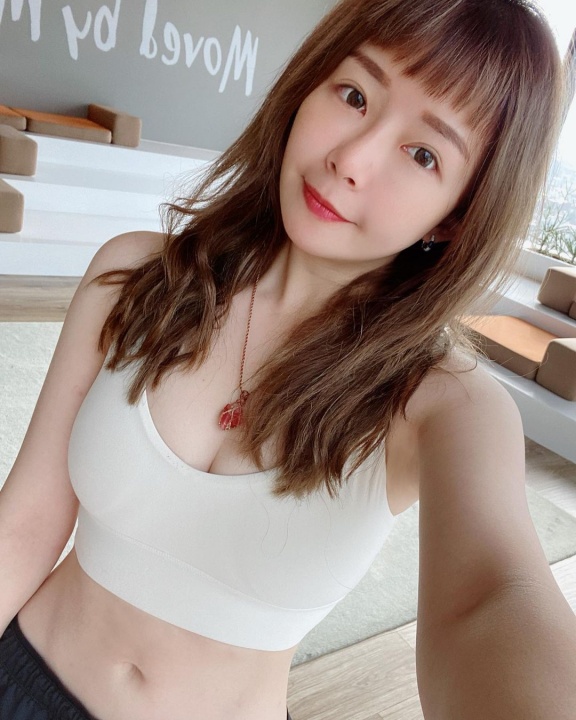 攜長輩拜年!隱乳女神「阿樂」深溝直逼喉嚨 網暴動:太牛啦!