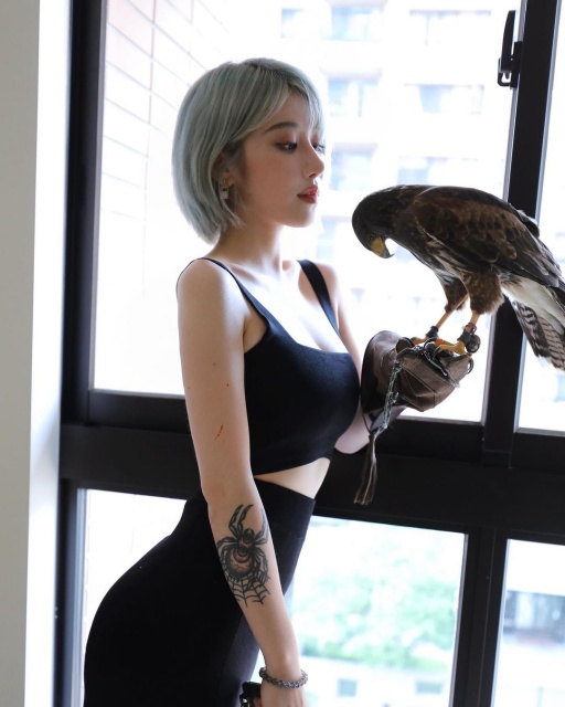 前世男友曝光?美麗妄娜「F級核彈炸出」合照大老鷹 網:懂看!