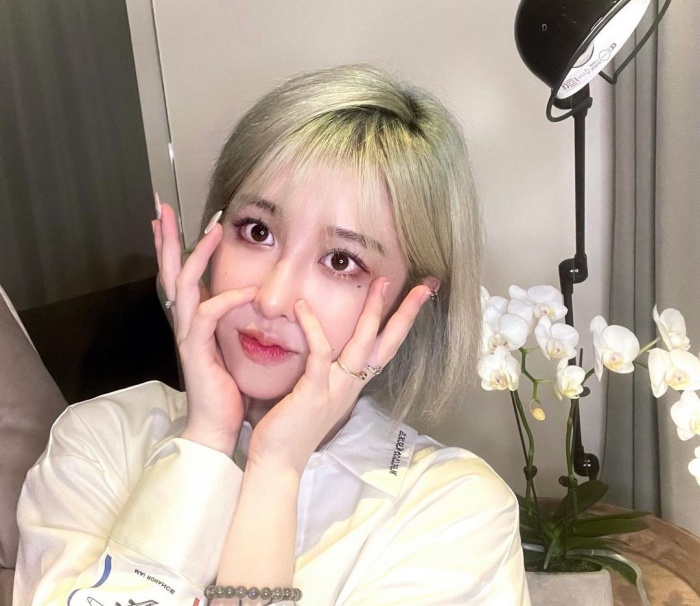 轉行陪玩?美麗妄娜「為萬元業績被整」 網竟大歪樓:素顏好正!