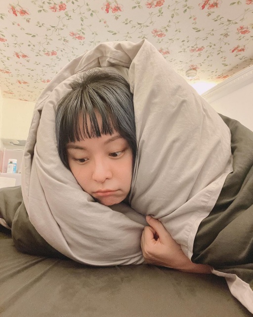 居家防疫照挨批嚇人!「開水小姐」小可愛入鏡反擊:在家不就這樣?