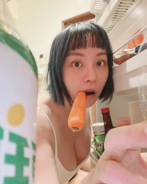 居家防疫照挨批嚇人!「開水小姐」小可愛入鏡反擊:在家不就這樣?
