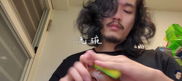 在家各種「搖」!網紅阿傑2分鐘片曖昧表情曝:拿去和家人溝通