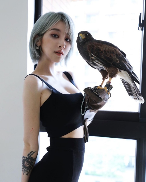 鏡頭前才穿衣!美麗妄娜居家裝扮曝光 網:比真理還真實!