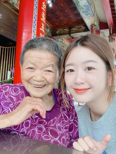 阿嬷想去菜市場!美妝網紅「查理」怒罵十分鐘:推倒扭傷就不會亂跑