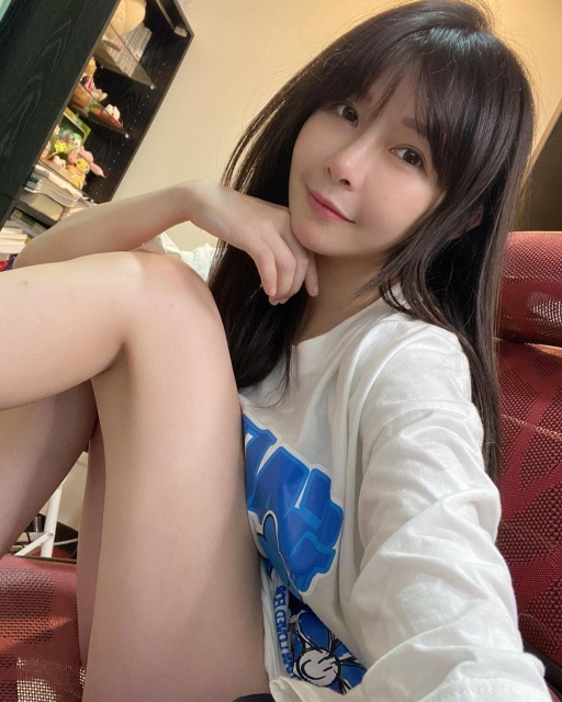被要求看女乃!女神「阿樂」秒曬創意事業線:讓你看個夠!