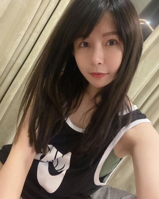 被要求看女乃!女神「阿樂」秒曬創意事業線:讓你看個夠!