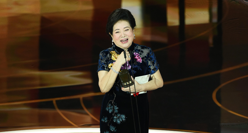 金馬57/險穿泳衣上紅毯!陳淑芳「禮服來源」曝光 徐若瑄頒獎拖戲道歉