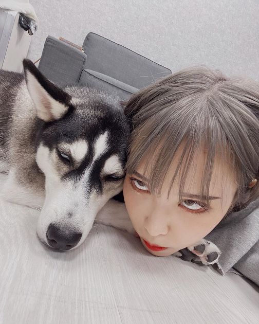 邪惡視角!咪妃「上衣掀開」渾圓胸型彈出 網驚:是大咪!