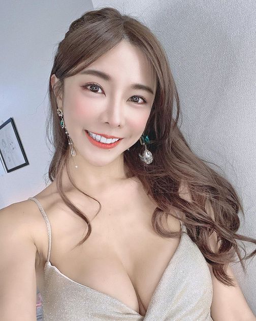 女神變女神經!巫苡萱「彎腰秀I字溝」雙球險掉出 網:好喜歡!