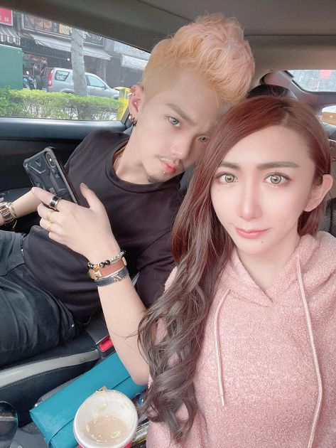 肚子不見!罔腰「跨坐男友」性感按摩 網狂酸:拉出來了?