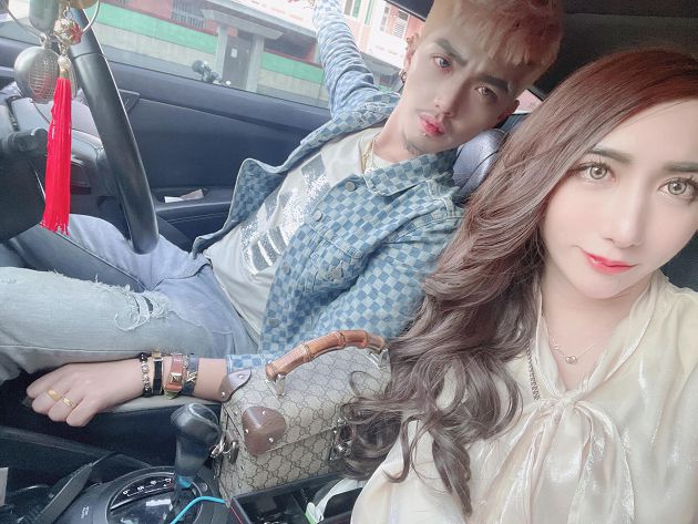 媽媽手冊拿到了!罔腰曬「孕婦停車證」 網秒抓疑點:名字呢?