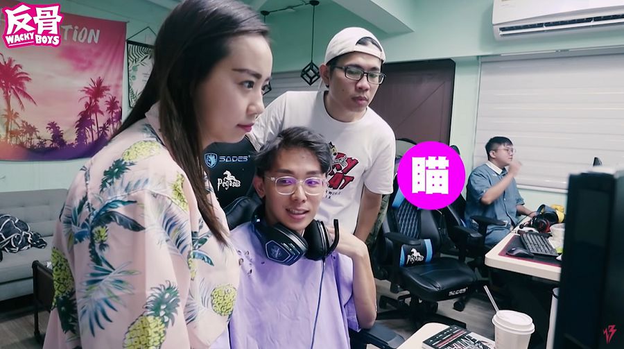 內內外露!反骨女員工「雪球炸出」 酷炫偷瞄被抓包!