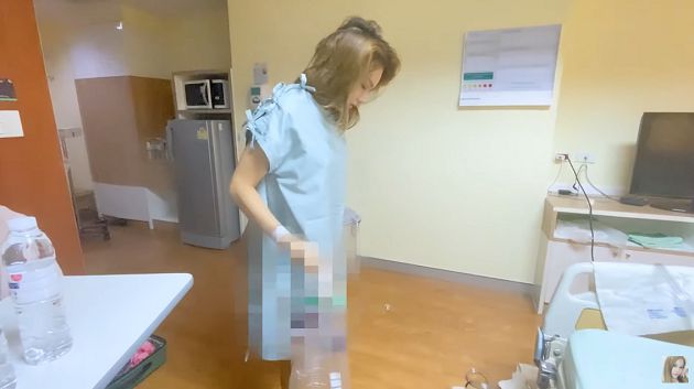 下半身插滿管!小A辣「變性手術」畫面曝 拆線哀嚎紗布全是血