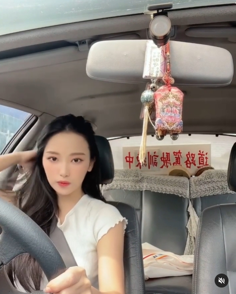 遭轟「馬路三寶」!蔡瑞雪倒車「邊看鏡頭撩髮」:教練有同意