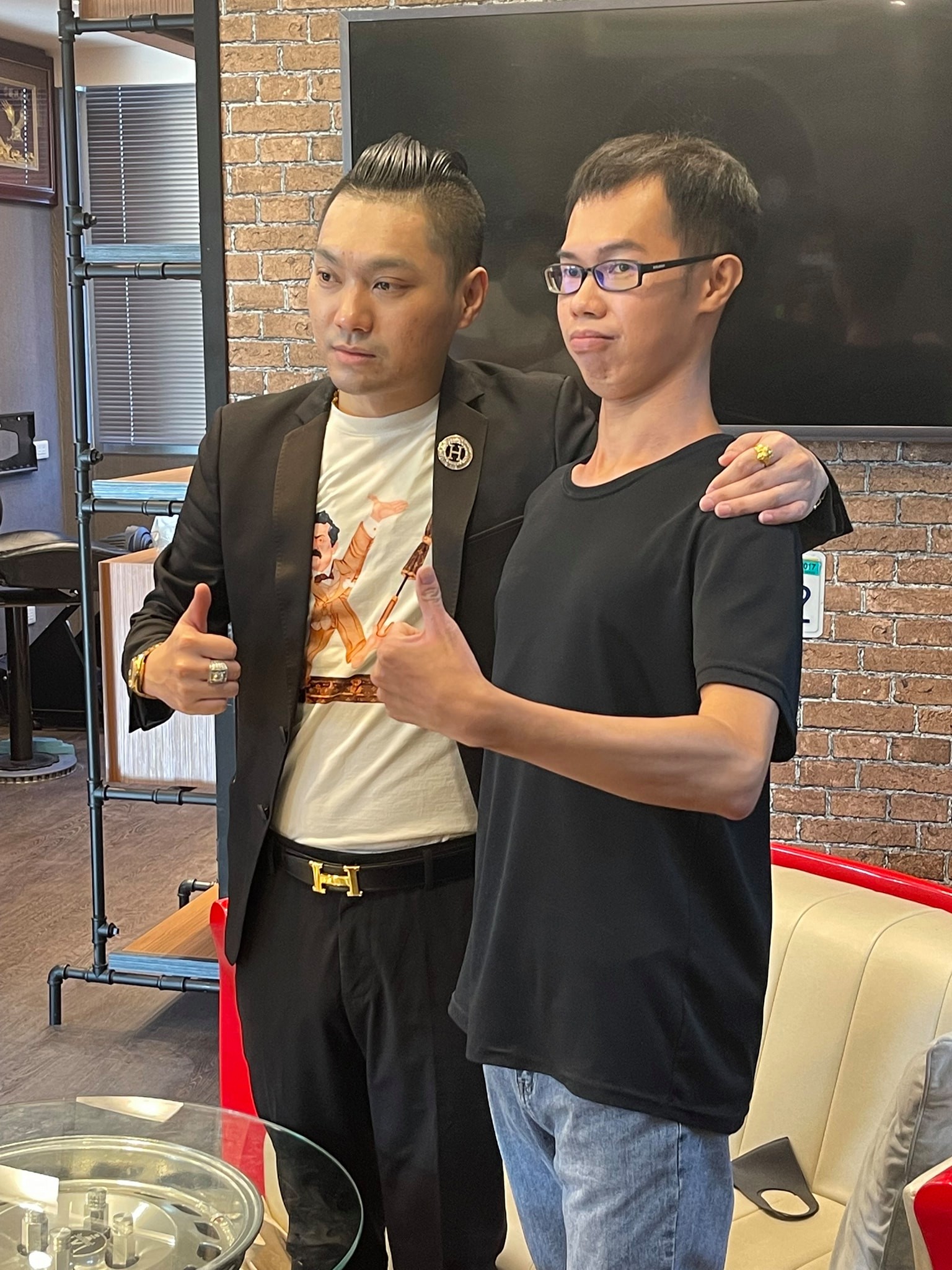 襲巨球、下體衝撞G杯網紅!鄧佳華「當面鞠躬道歉」2分鐘影片曝