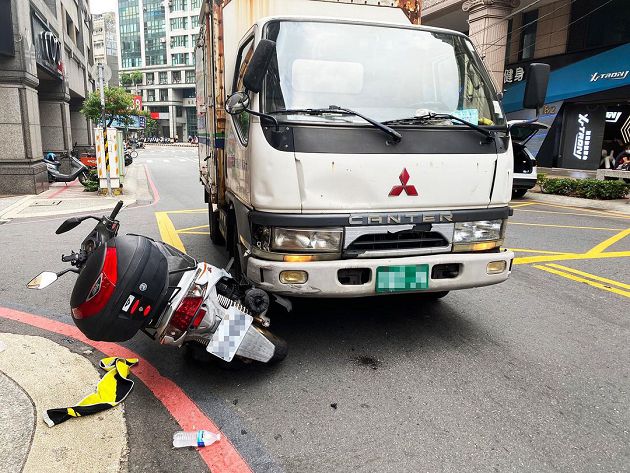 國動遭撞飛!「機車卡貨車下」驚險畫面流出 捧大女乃曝傷勢:毀了