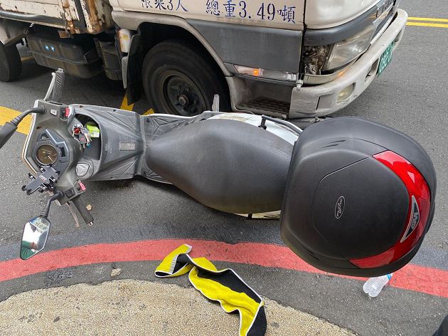 國動遭撞飛!「機車卡貨車下」驚險畫面流出 捧大女乃曝傷勢:毀了