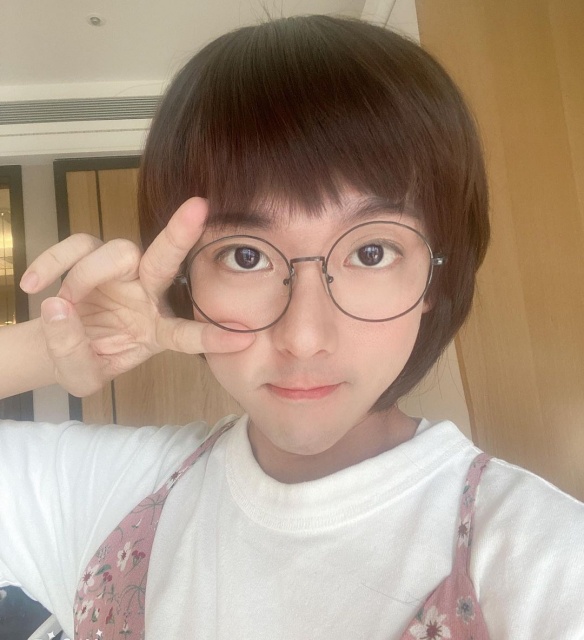 阿滴女裝亂入高中女生班!揭線上課程「真實樣貌」:鏡頭全關掉